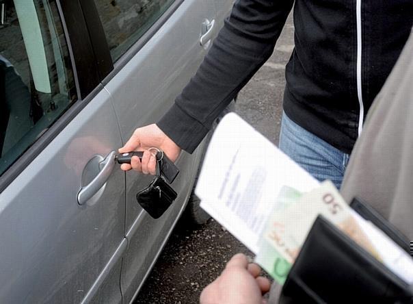 Wer einem Fremden den eigenen Autoschlüssel gibt, sollte Vorsicht walten lassen. Dies gilt auch, wenn man sein Auto verkaufen möchte und der Käufer eine Probefahrt machen will. Foto: HUK-COBURG